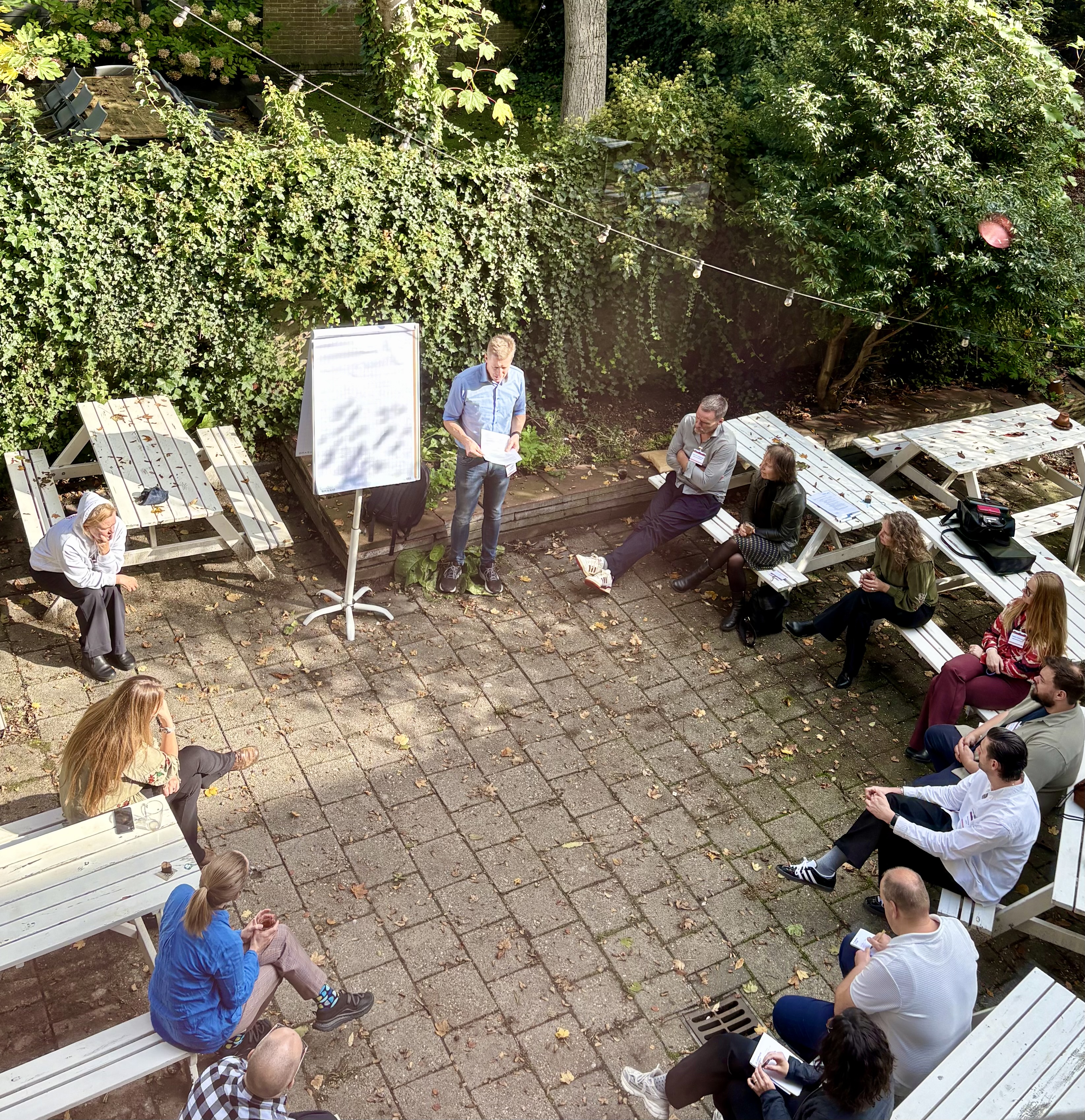 Erik Wissema in de tuin van Theater Utrecht tijdens zijn workshop Persoonlijk leiderschap