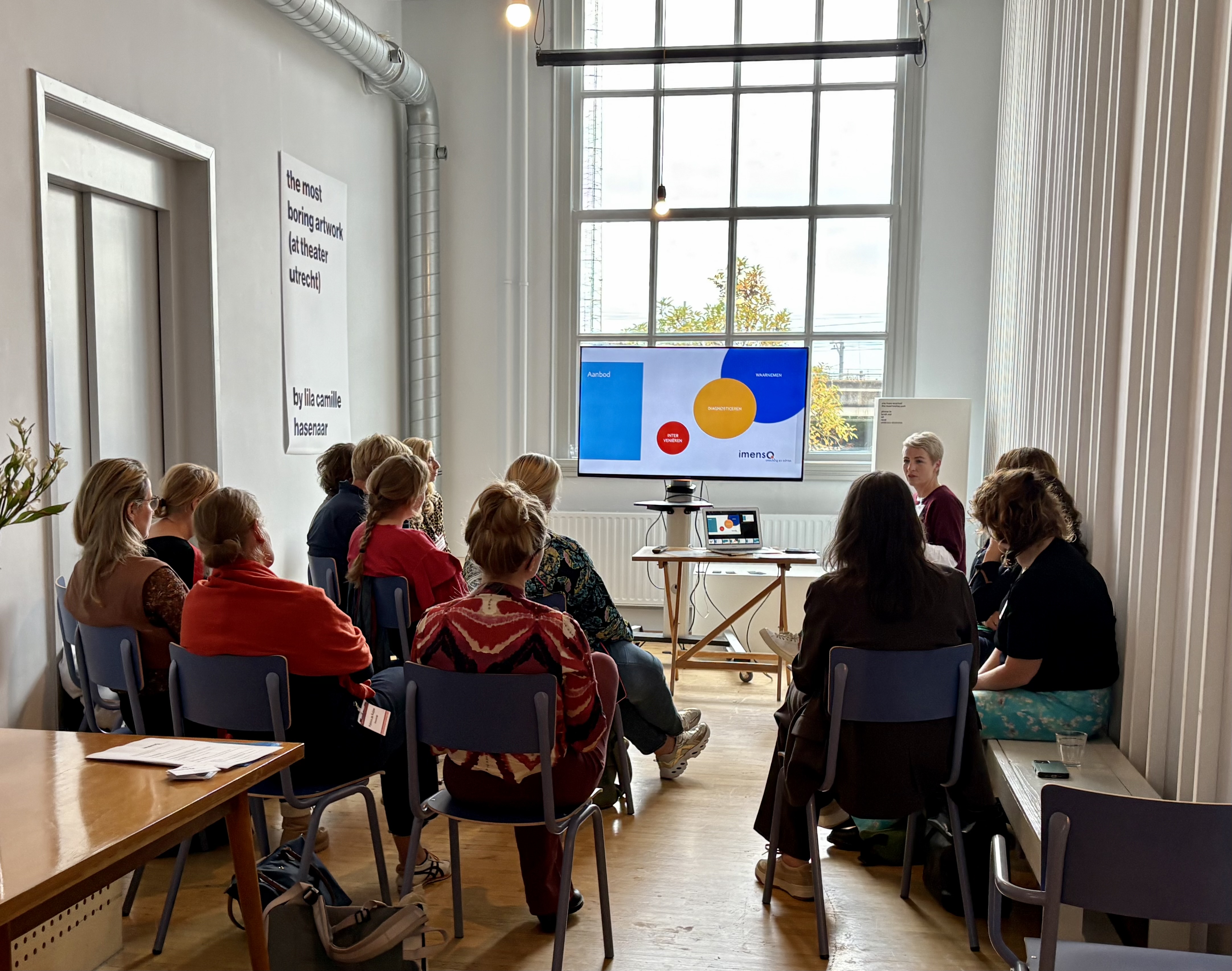 Rianne Jansen met de deelnemers aan haar workshop